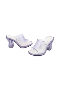 Mules en plastique transparent à talon, avec bout ouvert et découpes sur le pied ; dotés d'une semelle intérieure douce et texturée et d'un talon bloc moulé. Couleur : violet translucide.