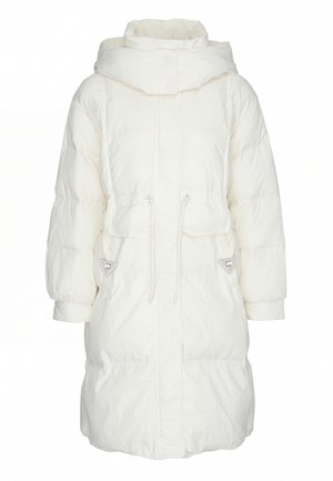 Piumino bianco con grande cappuccio, coulisse frontale in vita, maniche lunghe e due tasche con patta triangolare vicino ai fianchi.