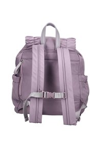 Mochila lila con una superficie texturizada, que cuenta con dos correas para los hombros, un asa superior y un bolsillo con cremallera lateral para almacenamiento adicional.
