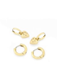 Pendientes en tono dorado con un diseño colgante en forma de corazón que presenta cinco pequeñas piedras, acompañados de cierres en forma de aro circular.