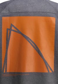 Grijze hoodie met een oranje geometrische print met texturen, naast de merknaam "CHASIN'" in een contrasterende kleur aan de onderkant.