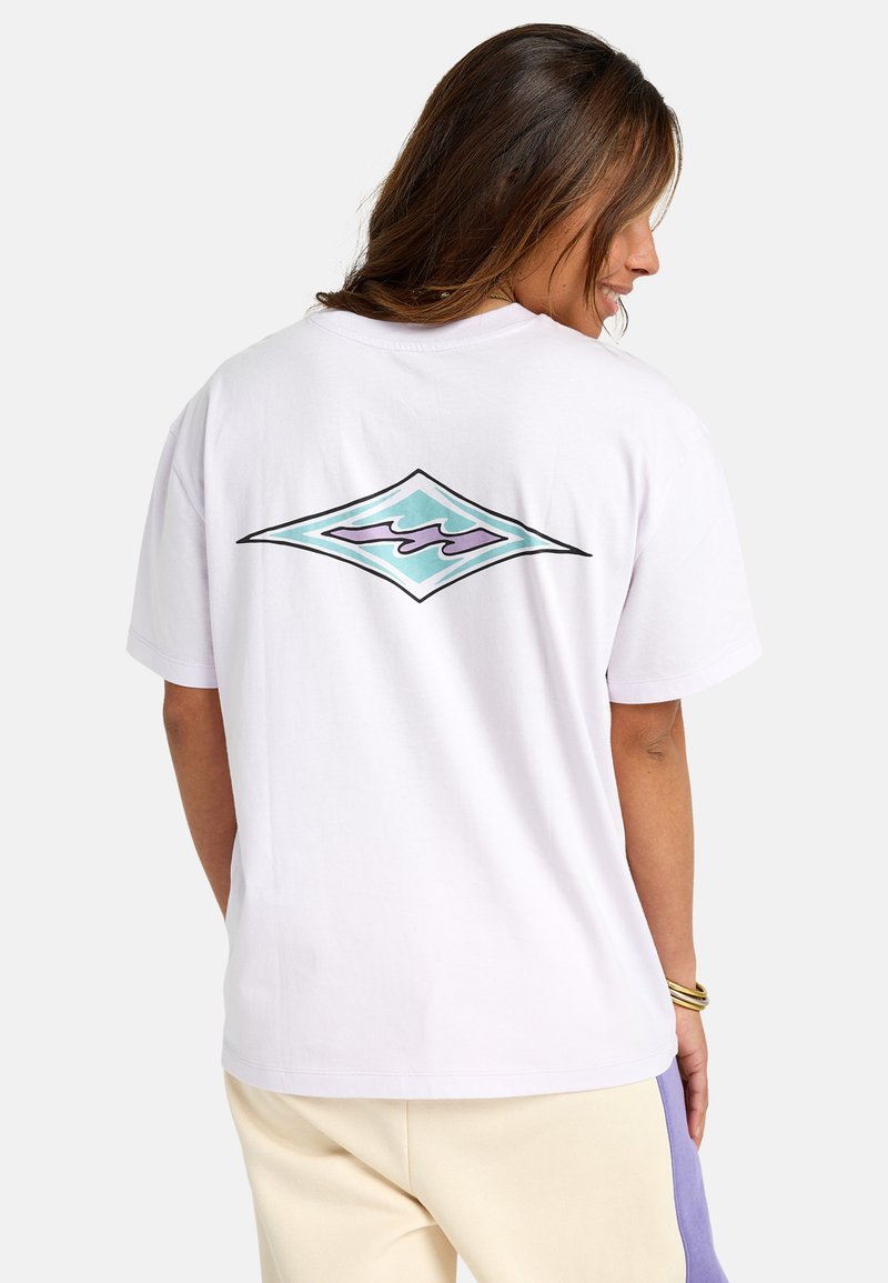 Biela bavlnená tričko s grafickým vzorom v tvare diamantov na zadnej strane, obsahujúce stylizované vlny v modrých a fialových obrysoch. Krátke rukávy.