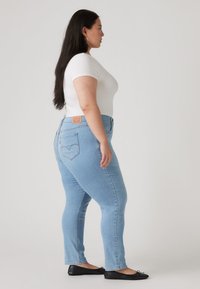 Ανοιχτό μπλε τζιν με ελαφριά ελαστικότητα, που διαθέτει κλασικό σχέδιο με πέντε τσέπες, ορατά ραφές και δερμάτινο ταμπελάκι με το λογότυπο στη μέση.