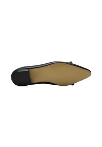 Schwarzer Flachschuh mit spitzer Zehenform und glatter Oberfläche. Die Sohle hat eine tanfarbene Farbe mit einem leichten Gummidetail an der Ferse.