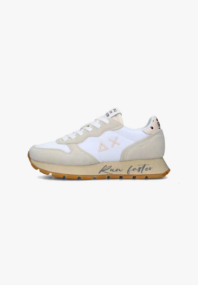 Sneaker con pannelli in rete bianca e suede beige, suola in gomma naturale, e testo "Corri più veloce" sul lato. Presenta lacci e un marchio sulla linguetta.