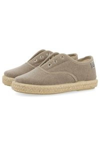Alpargatas de lona beige con punta redonda, diseño de dos ojales y suela de yute trenzado, con parte superior texturizada y forro de tela suave.