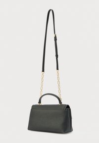 Bolso de mano de cuero negro texturizado con asa superior y una correa larga ajustable que combina cuero negro y eslabones de cadena dorados.