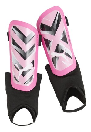 Espinilleras de fútbol en rosa y negro con un patrón de chevron y el logo de Puma. Cuentan con mangas elásticas para un ajuste seguro y un diseño ligero.