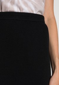 Calvin Klein Pouzdrová sukně - black