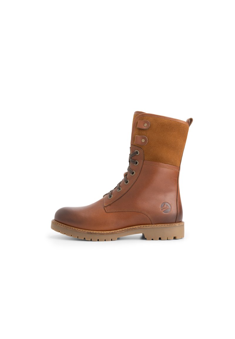 Bruine leren en suède veterschoenen tot de enkel met rubberen zool en logo aan de buitenkant tegen een witte achtergrond.