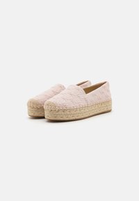 Zapatos de esparto de color rosa claro, tipo slip-on, con suelas de plataforma de yute trenzado y superiores de tela texturizada, presentados sobre un fondo blanco liso.
