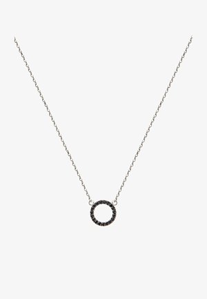 Collar de cadena de plata con un colgante circular adornado con piedras preciosas negras, que muestra un diseño simple pero elegante.