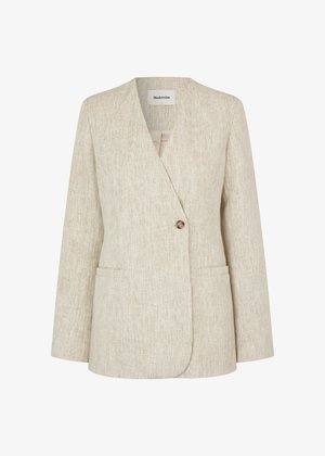 Beige strukturierte Blazer mit Schal-Kragen, einzelnen Knopfverschluss und zwei vorderen Taschen. Hat eine leicht lockere Passform und ein maßgeschneidertes Design.