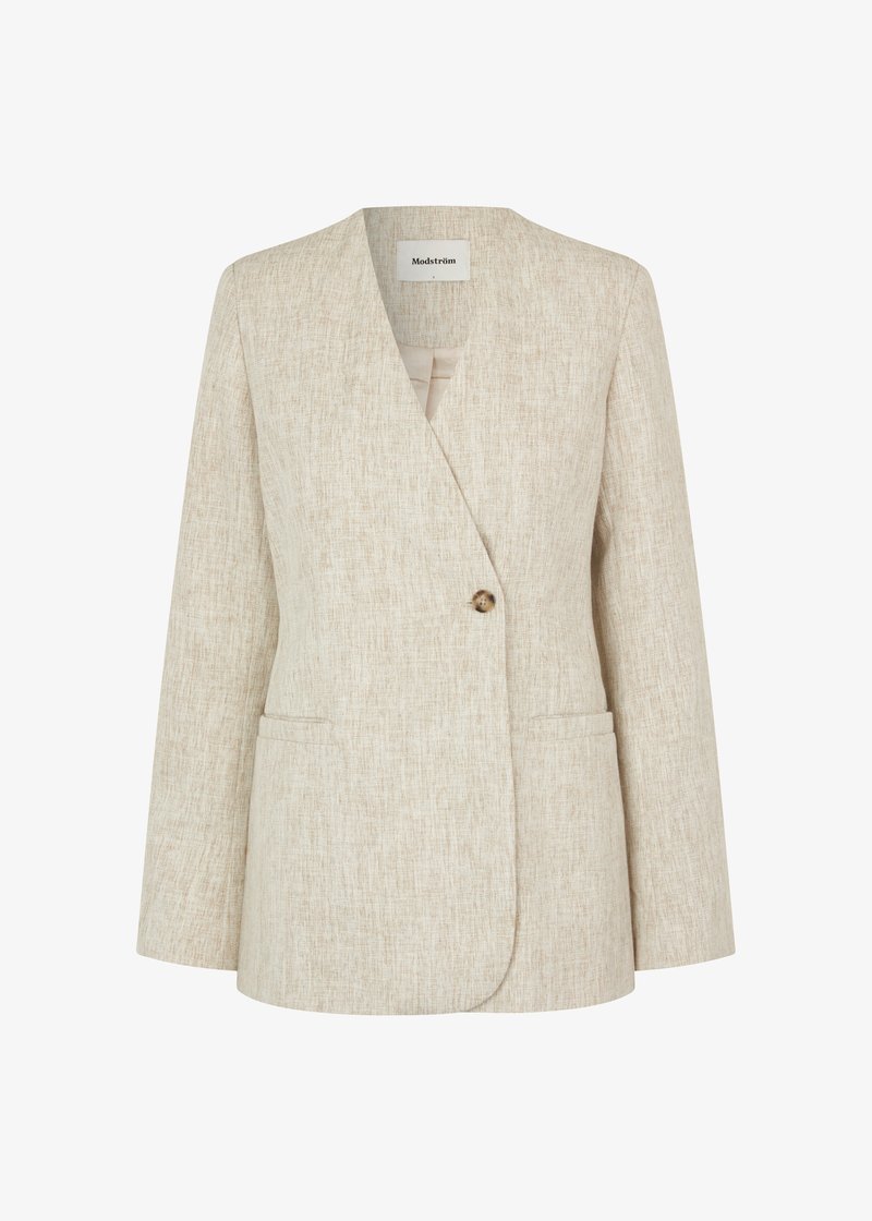 Blazer beige con texture, colletto a scialle, chiusura con un bottone e due tasche frontali. Presenta una vestibilità leggermente ampia e un design sartoriale.