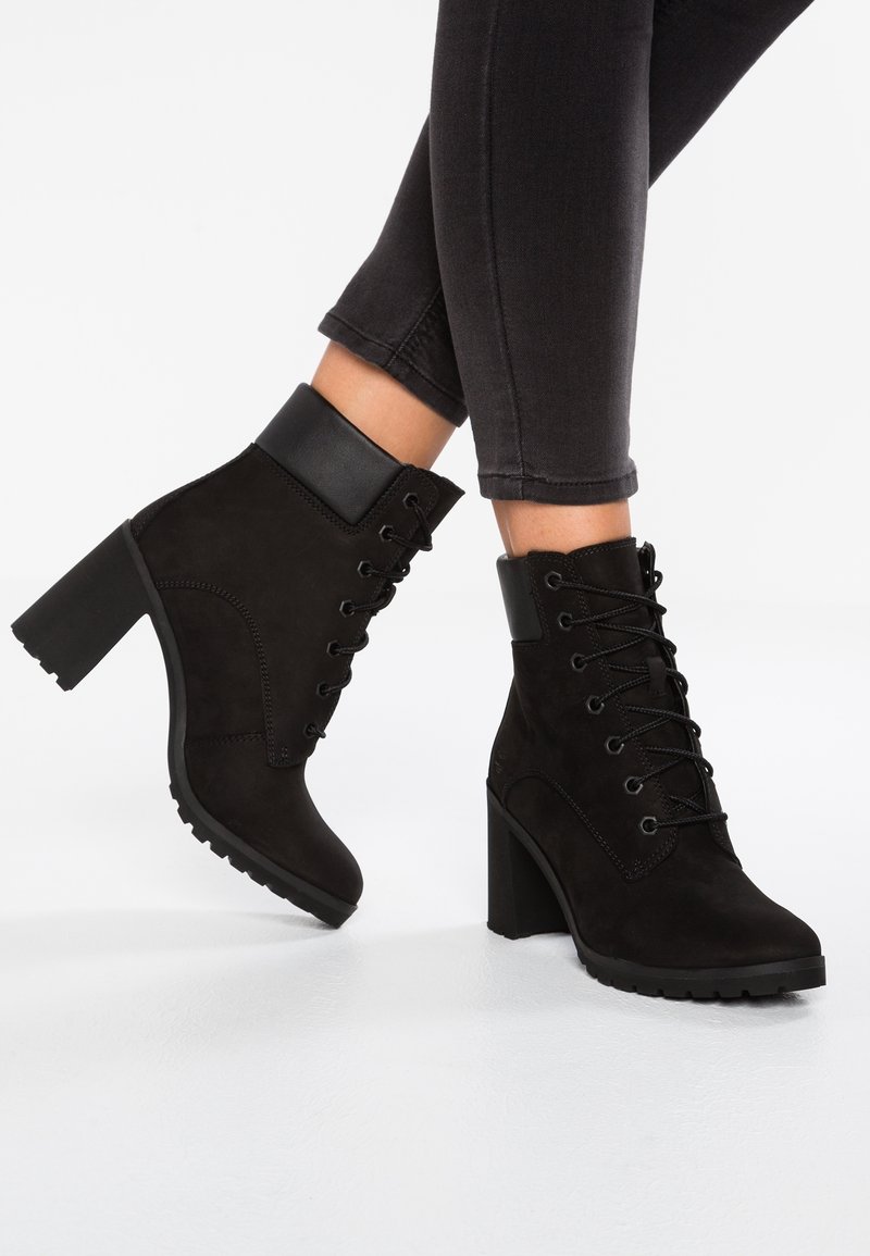 Bottes noires pour cheville en daim avec un revers en cuir contrastant, devant à lacets et talon bloc épais. Semelle extérieure texturée pour une meilleure adhérence.