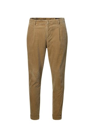 Braune Cordhosen mit schmalem Schnitt, vorderen Falten und hochgekrempelten Säumen. Glatte Textur mit vertikalem Rippmuster.