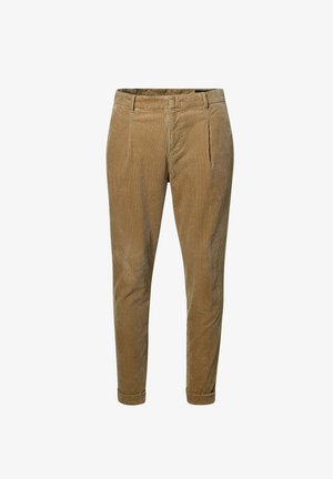 Braune Cordhosen mit schmalem Schnitt, vorderen Falten und hochgekrempelten Säumen. Glatte Textur mit vertikalem Rippmuster.