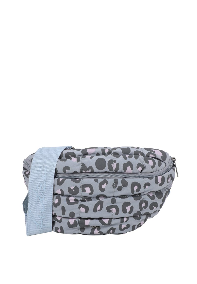 Borsa trapuntata con stampa leopardata grigia, con dettagli neri e rosa, dotata di una tracolla azzurra. Chiusura con zip sulla parte superiore.