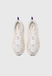 Sneaker leggere in bianco e lavanda chiara, realizzate in materiale a rete, con pannelli laterali testurizzati e accenti viola a contrasto sul tallone.
