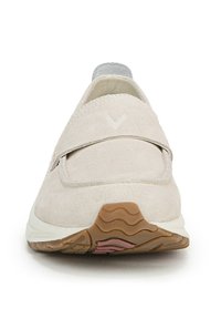 Sneaker in suede beige con un logo V bianco sulla parte superiore, caratterizzata da un design slip-on, suola testurizzata con motivi a onda e suola in gomma naturale.