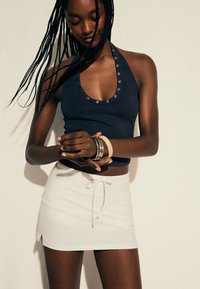 Bershka - WITH WAISTBAND - Shorts - white Thumbnail Image 1