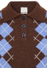 Pull en maille marron à col, trois boutons noirs et motif losanges argyle bleu et blanc sur le devant. Étiquette de la marque ICHI visible à l'intérieur du col.