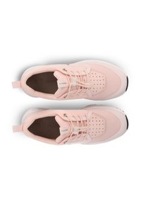 Šviesiai rožiniai sportiniai bateliai su tinkleliu viršuje, perforacijomis ventiliacijai, elastingomis raištelėmis ir balta guma padais su juodais akcentais.