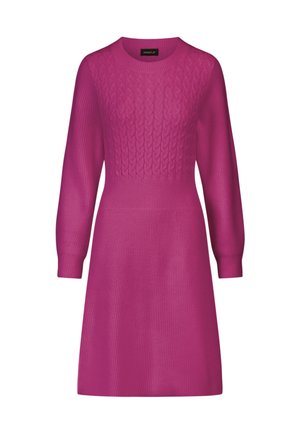 Fuchsia brei jurk met lange mouwen, geribbelde textuur en kabelbrei details op het lijfje. A-lijn silhouette voor een comfortabele pasvorm.