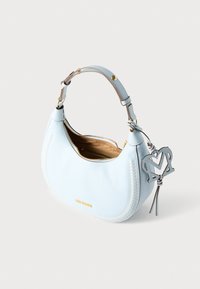 Τσάντα χειρός από ανοιχτό μπλε δέρμα με κυρτό σχήμα, χρυσά μεταλλικά στοιχεία και διακοσμητική ραφή. Διαθέτει κλείσιμο με φερμουάρ και διακοσμητικό μπρελόκ.