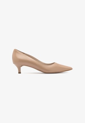 Bež kožne cipele s uskim vrhom i niskom, cilindričnom petom. Glatka tekstura i minimalistički dizajn bez ukrasa.