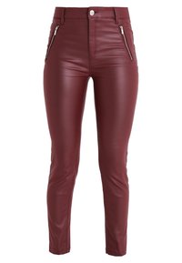 Pantalones de imitación de cuero burdeos, de cintura alta y corte ajustado, con bolsillos frontales con cremallera plateada y cierre de botón plateado.