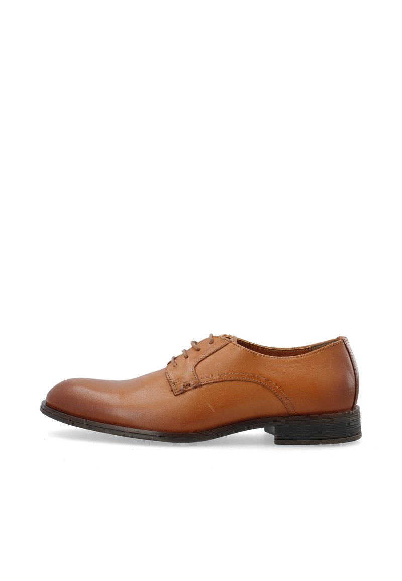 Chaussure de ville en cuir marron avec une finition lisse, un bout rond et un laçage à six œillets. Dispose d'une semelle en caoutchouc noire pour une adhérence optimale.