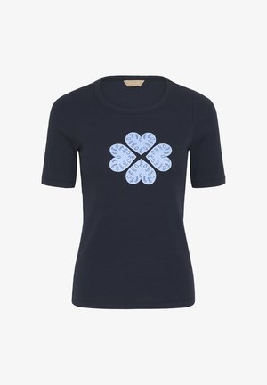 Chemise ajustée à manches courtes bleu marine avec un motif central composé de quatre formes de cœur bleu clair formant un motif de trèfle symétrique.