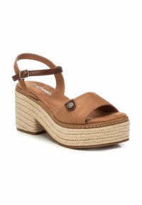 Sandalias de plataforma de ante marrón con una correa al tobillo, que cuentan con una cuña envuelta en yute, diseño de puntera abierta y un acento decorativo en metal.