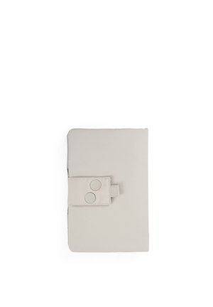 Beige Stoffgeldbörse mit Druckknopfverschluss und zwei runden silbernen Knöpfen, flach auf einem weißen Hintergrund liegend.