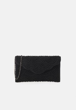Bolso de mano negro con patrón de olas con borde en forma de concha, superficie texturizada y correa de cadena metálica. Diseño cerrado con tapa superior para un cierre seguro.