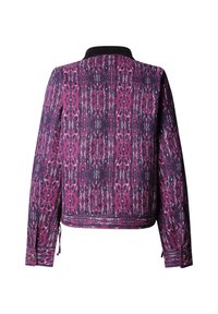 Chaqueta de manga larga con estampado púrpura y negro, con cuello negro y puños abotonados, vista desde atrás sobre un fondo blanco.