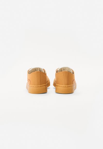 Orange lærredssko med gummisåler, med et lavt snit og minimalistisk syning. Indvendigt har de et cremefarvet foder.