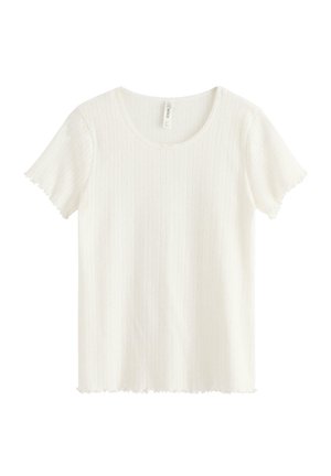 Hvid kortærmet ribstrikket bluse med bølgekant på ærmer og kant, med rund halsudskæring.