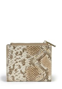 Bolsa con cremallera de patrón de piel de serpiente en tonos beige y crema, con detalles texturizados y un tirador de metal en la cremallera para un cierre seguro.