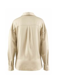 Chemise beige à manches longues avec col, pli au dos et poignets à boutons. Fabriquée en tissu lisse, elle présente une coupe décontractée et un design minimaliste.