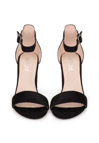 Sandalias de tacón alto de ante negro con tira en el tobillo, puntera abierta y una plantilla suave en color beige. Los detalles del herraje con hebilla acentúan el diseño.