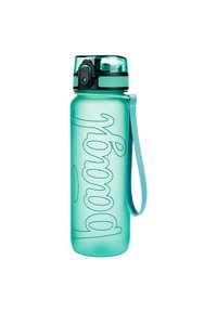 Bottiglia d'acqua in plastica trasparente di colore aqua con coperchio nero, cannuccia integrata e tracolla laterale. Presenta testo in rilievo e una superficie liscia.