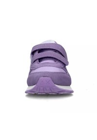 Scarpa sportiva viola con due cinturini in Velcro, tomaia in morbido camoscio, suola testurizzata in contrasto e dettagli angolari sul tallone.