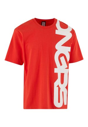 Punane puuvillane t-särk lühikeste sleeves, millel on vasakul küljel suur valge graafiline disain. Ümar kaelus ja mugav lõige.