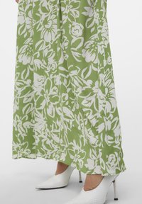 Vero Moda VMMAGGIE SINGLET DRESS - Maksi suknelė - meadow green/white