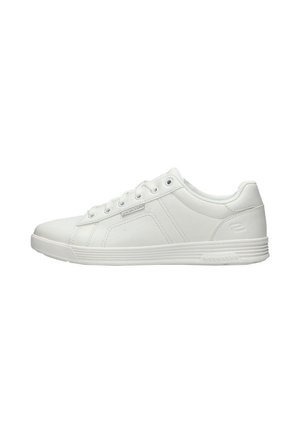 Zapatilla blanca de caña baja con cierre de cordones en la parte frontal, paneles laterales cosidos y suela de goma texturizada sobre un fondo blanco liso.