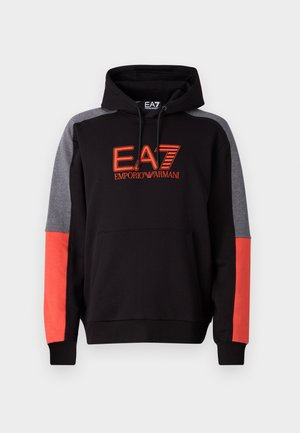 Czarna bluza z kapturem z szarymi panelami na ramionach i czerwonymi akcentami. Posiada kieszeń z przodu i sznurki do regulacji kaptura. Oznaczona marką "EA7 Emporio Armani."