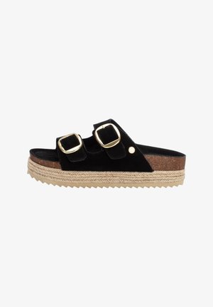Sandalo slip-on in suede nero con due fibbie dorate, plantare in sughero e suola platform intrecciata in juta.