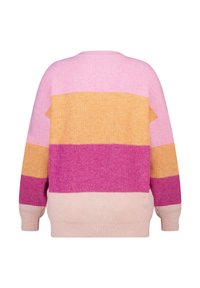 Pull en tricot avec des sections rayées audacieuses en rose, orange et violet. Texture côtelée, coupe ample et encolure ronde sans ornements.